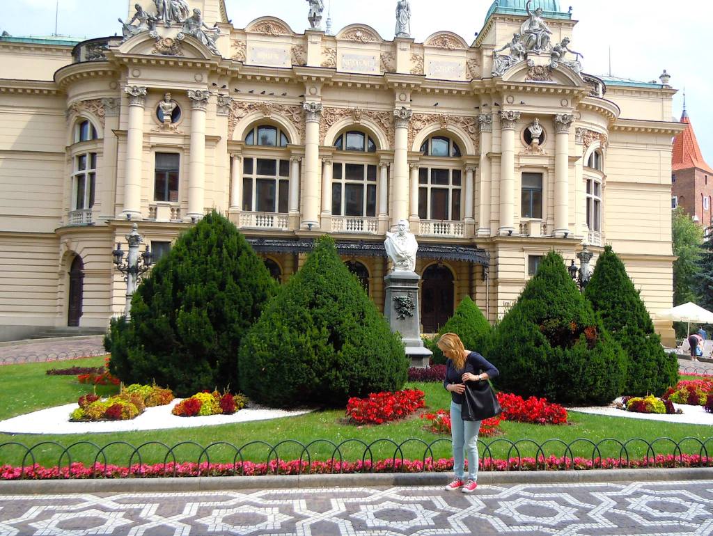 Dieses Bild hat ein leeres alt-Attribut; sein Dateiname ist angelique-slowocki-theater-krakow.jpg